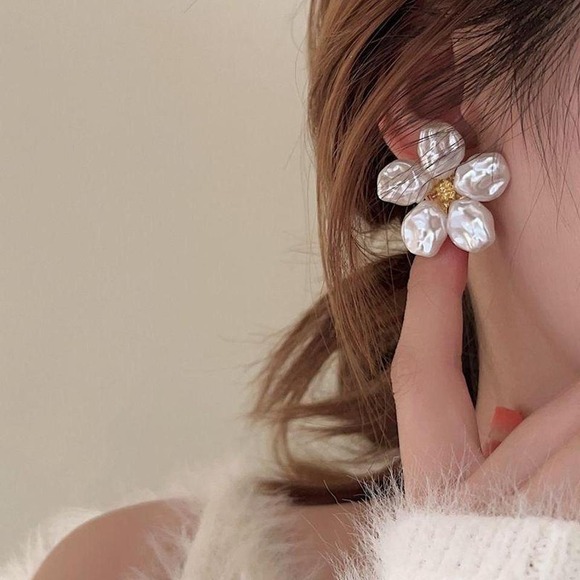 Imitation Baroque Pearl Flower Earrings – Gold Center imitation Petal Studs new - Picture 2 of 5